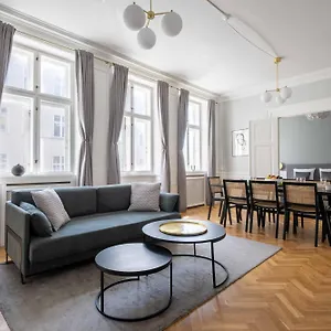 Lavish 4br In The Heart Of Cph By The Canals København